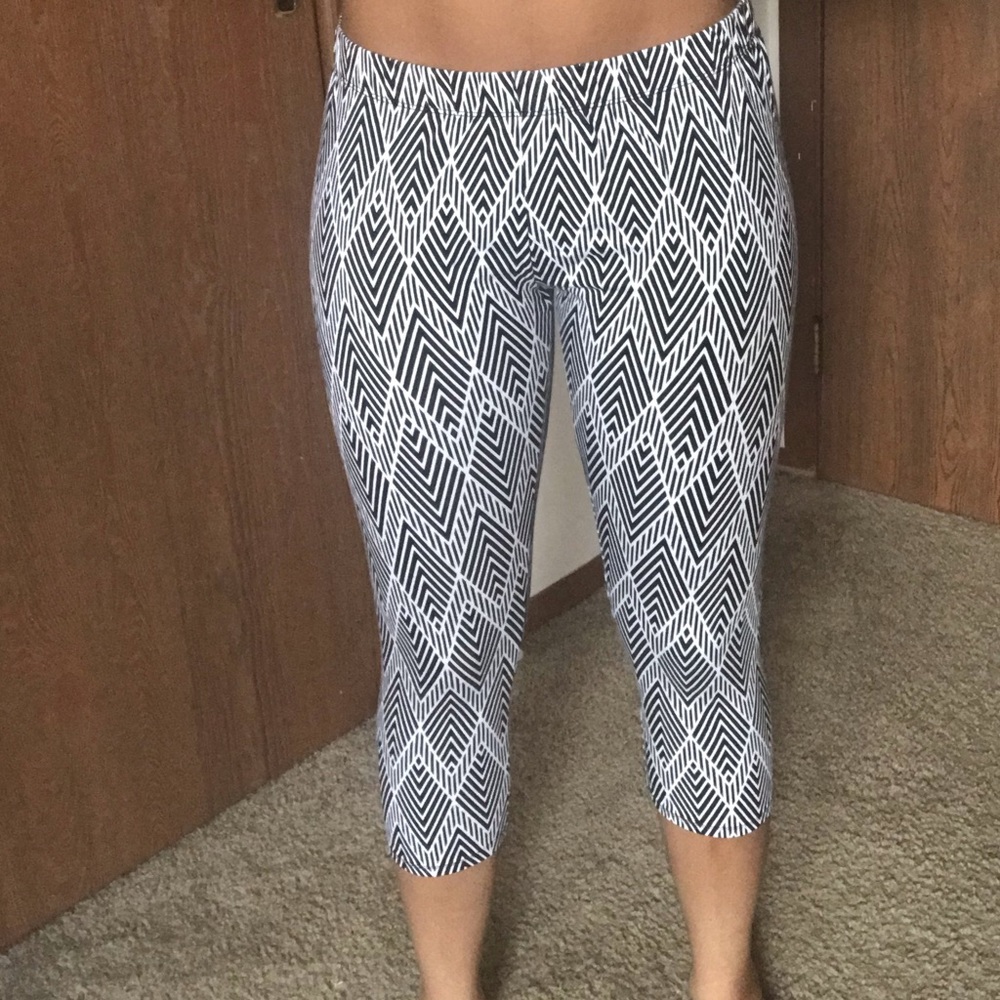 Diamond shaped black and white leggings. Stretchy.